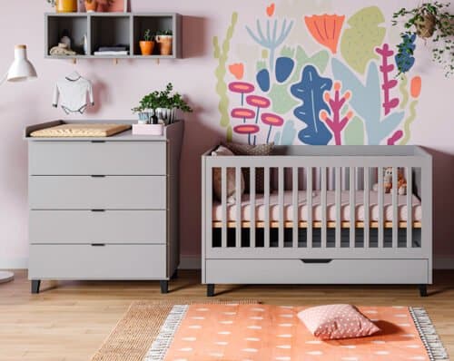 Babyzimmer Simple in Grau 3-teilig: Kommode mit Wickelaufsatz, Babybett 140x70, Kleiderschrank
